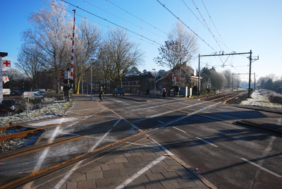 900047 Gezicht op de Oosterspoorweg te Utrecht, vanaf de spoorwegovergang in de Gansstraat / Koningsweg.